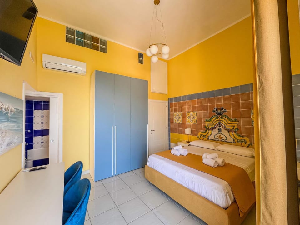 Bed, TV and multimedia, Photo of the whole room, Bedroom