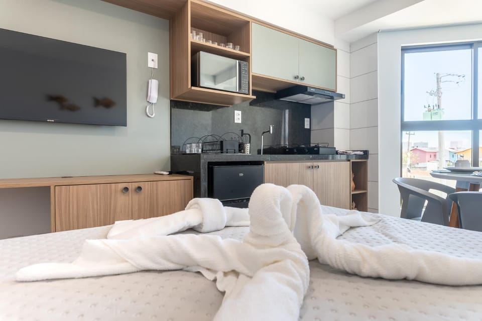 Bed, TV and multimedia, Kitchen or kitchenette, Living room, Photo of the whole room, Seating area, Bedroom, minibar, stove, towels