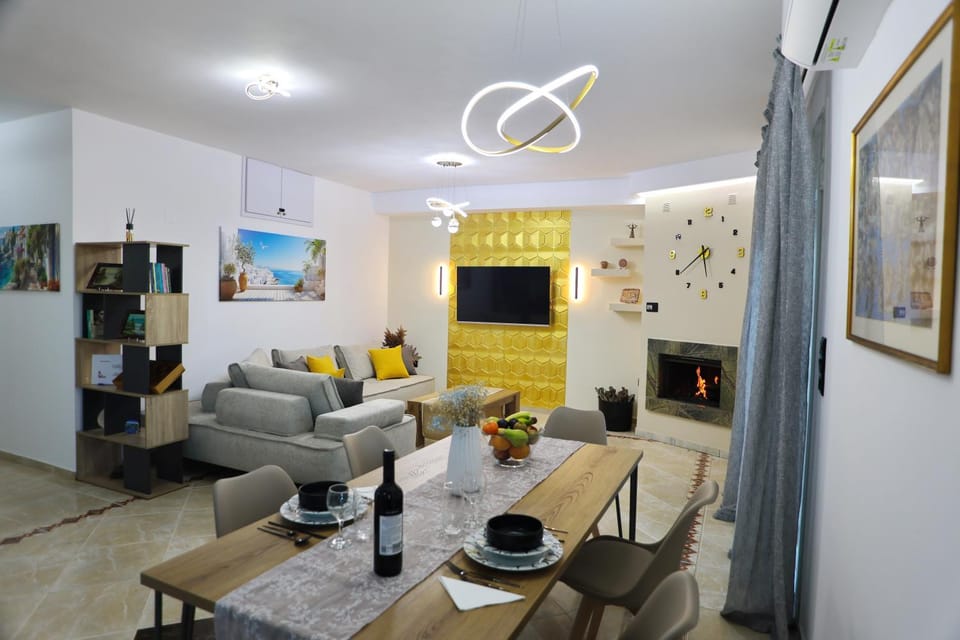 Communal lounge/ TV room, TV and multimedia, Living room, Seating area, Dining area, Evening entertainment
