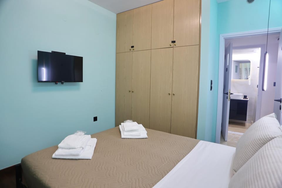 Bed, TV and multimedia, Photo of the whole room, Bedroom, towels, wardrobe