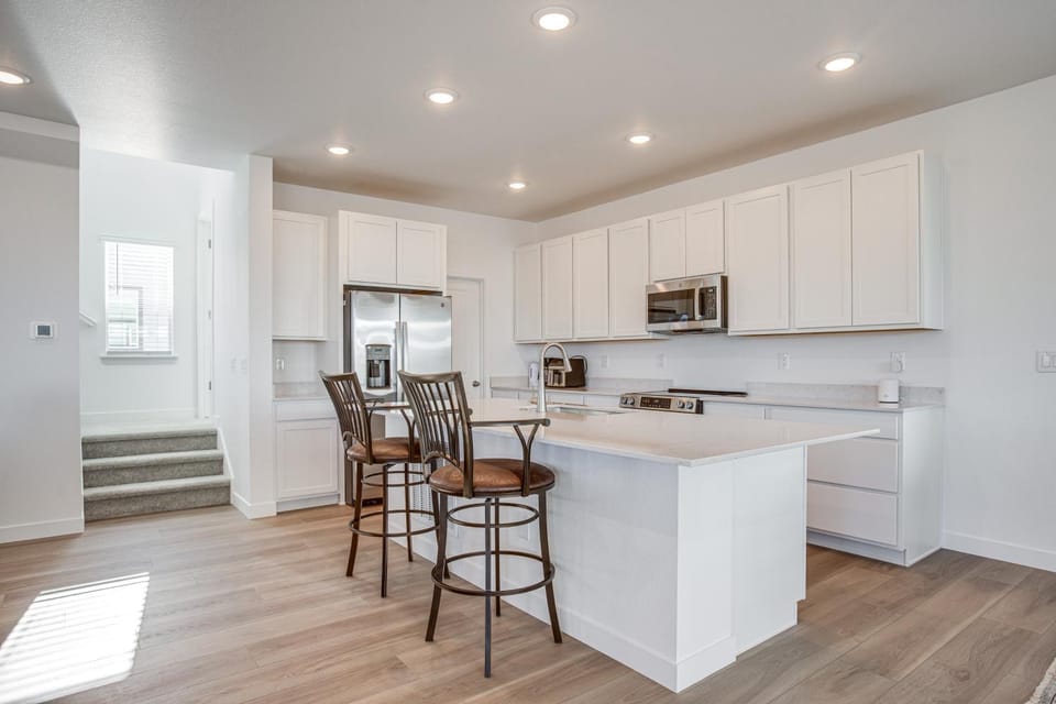 8 Mi to Denver Tech Center: Business-Ready Retreat House in Centennial