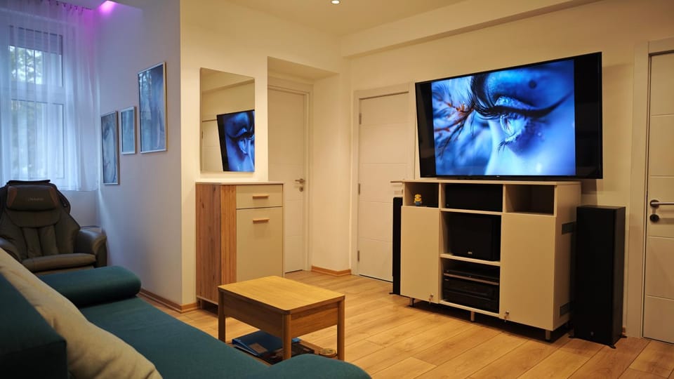 TV and multimedia, Living room, Seating area, Evening entertainment, air conditioner