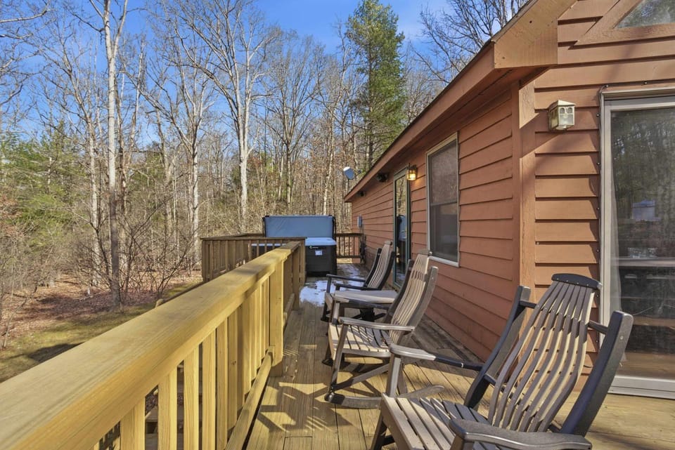 Family-Friendly Home w Hot Tub Fire Pit Games House in Deep Creek Lake