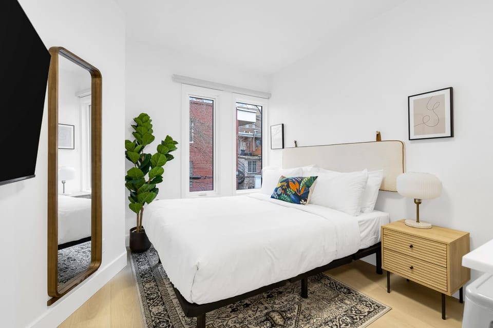 Le Mistral Modern Studios Apartment in Laval