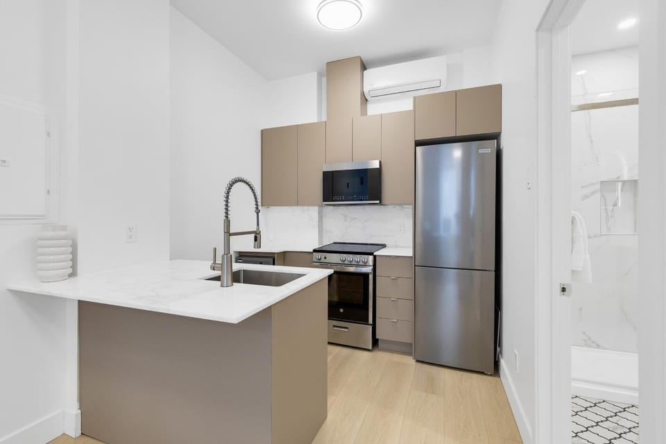 Le Mistral Modern Studios Apartment in Laval