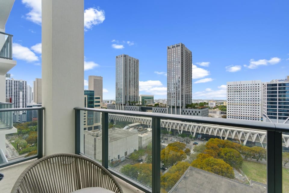 View (from property/room), Balcony/Terrace, Seating area, City view