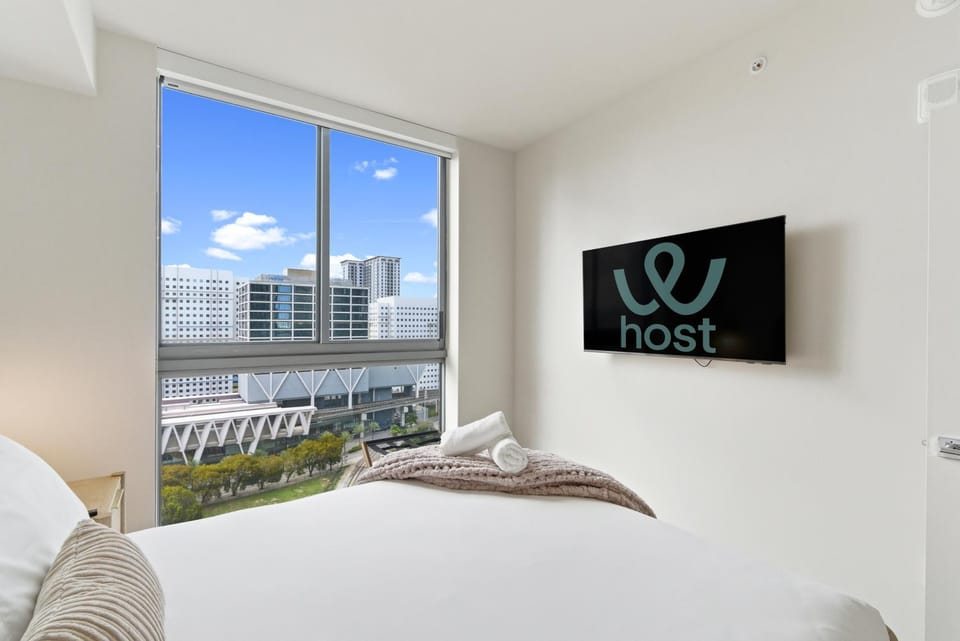 Bed, TV and multimedia, Bedroom