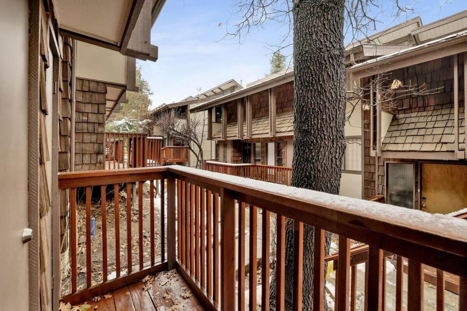 Ours De Ski Chateau at Snow Summit - Big Bear Basecamp Resort Condo w/ Hot Tub House in Big Bear