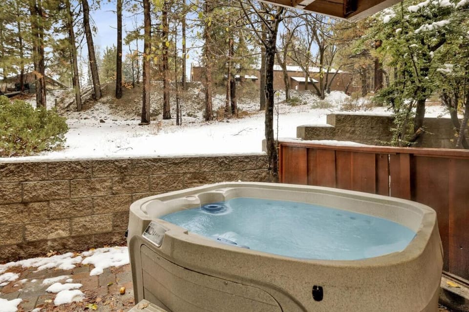 Ours De Ski Chateau at Snow Summit - Big Bear Basecamp Resort Condo w/ Hot Tub House in Big Bear