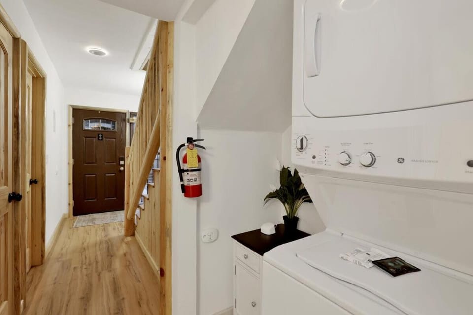 Ours De Ski Chateau at Snow Summit - Big Bear Basecamp Resort Condo w/ Hot Tub House in Big Bear