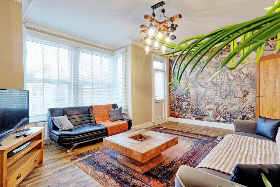 Cosy 2 Bedroom Flat Near Westcliff On Sea Beach & Hamlet Court Road Apartment in Southend-on-Sea
