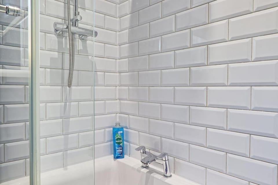 Cosy 2 Bedroom Flat Near Westcliff On Sea Beach & Hamlet Court Road Apartment in Southend-on-Sea