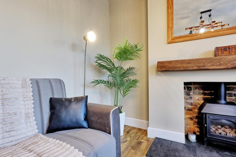 Cosy 2 Bedroom Flat Near Westcliff On Sea Beach & Hamlet Court Road Apartment in Southend-on-Sea