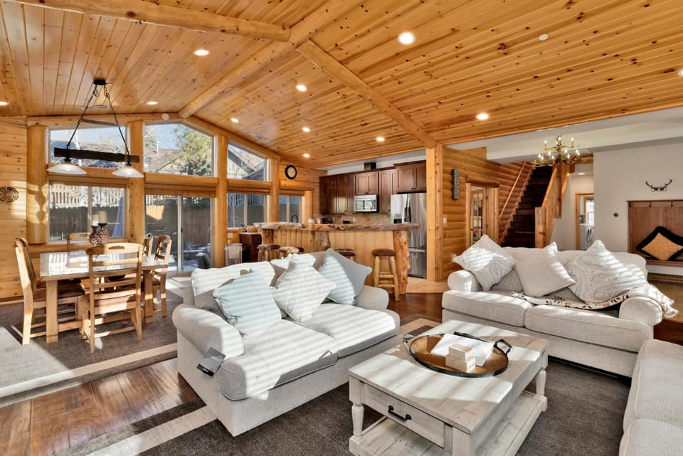 Morning Star Log Cabin at Big Bear Ultra-Modern Castle Glen Mountain Chalet Cabin in Big Bear