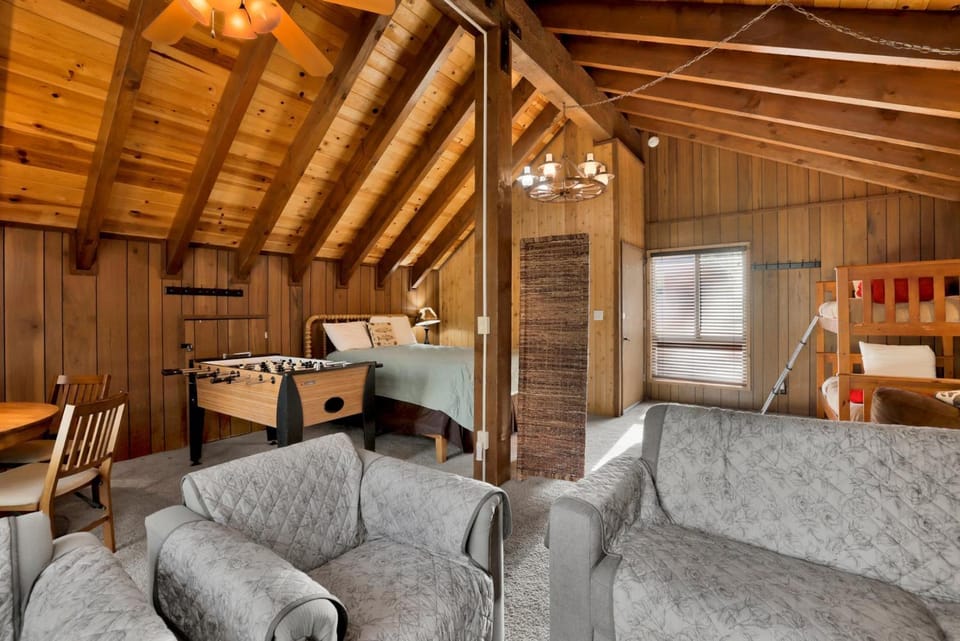 Communal lounge/ TV room, Bed, People, Game Room, TV and multimedia, children, bunk bed, Family
