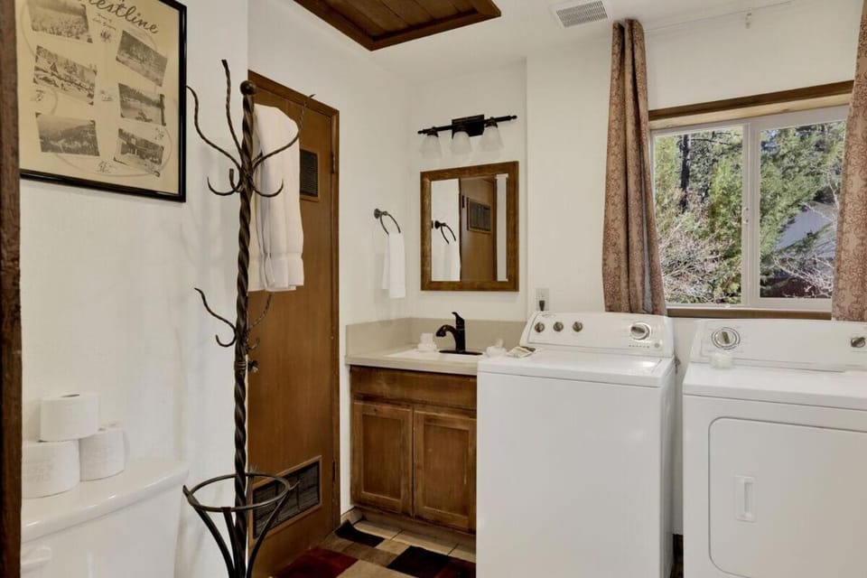 Crystal Pines at Big Bear Lake Walk to Boulder Bay Park Family-Friendly Retreat House in Big Bear