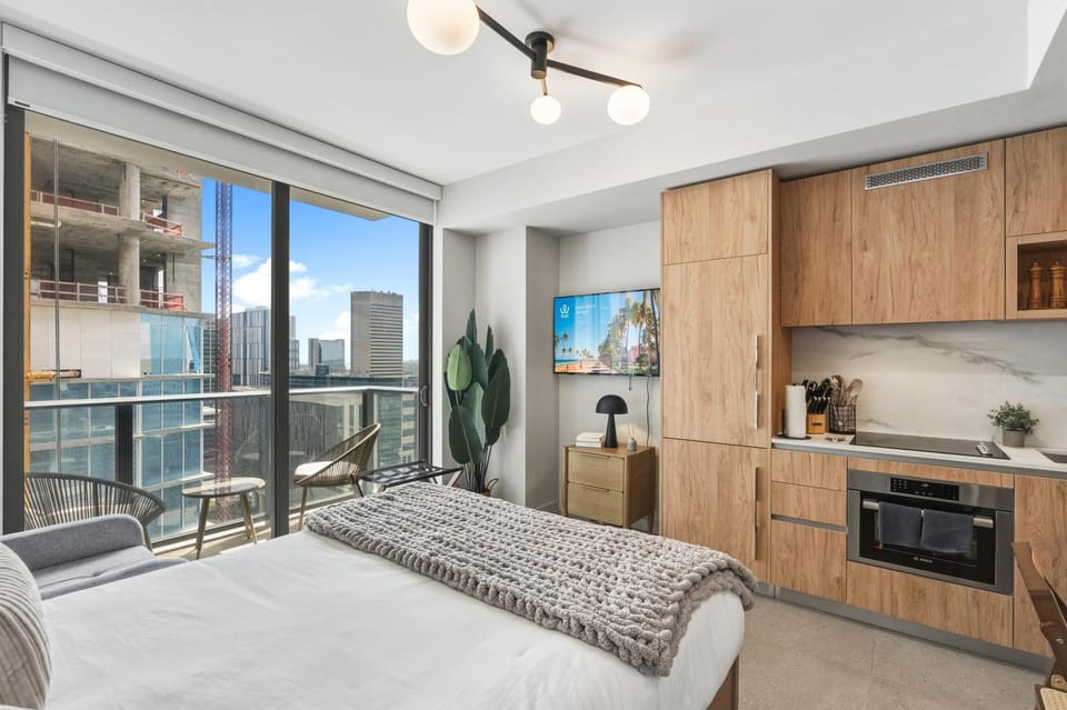 Bed, TV and multimedia, Kitchen or kitchenette, Photo of the whole room, Bedroom