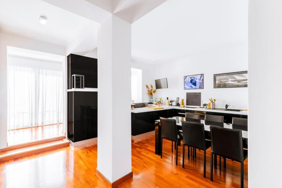 TV and multimedia, Kitchen or kitchenette, Dining area, stove