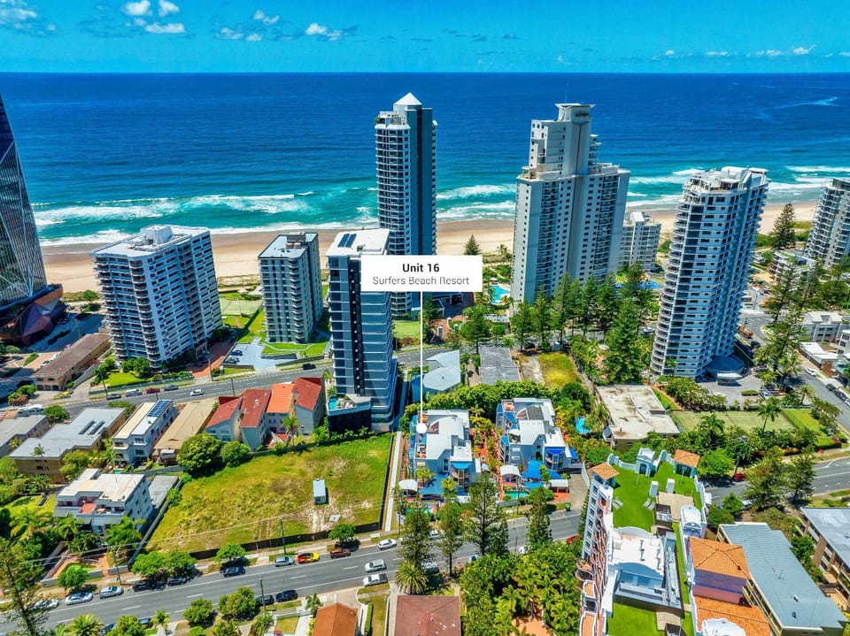 Dual Level Rooftop Terrace Sea Breeze 2 carparks Apartment in Surfers Paradise
