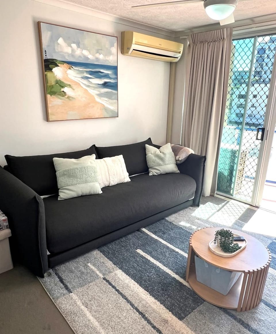 Dual Level Rooftop Terrace Sea Breeze 2 carparks Apartment in Surfers Paradise