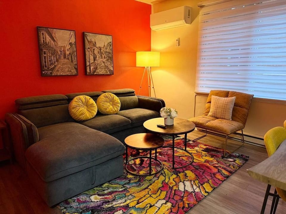 NDG Montreal! Attractions & Downtown Adventure Travels! Family, Friends, Work-travel! Apartment in Côte Saint-Luc
