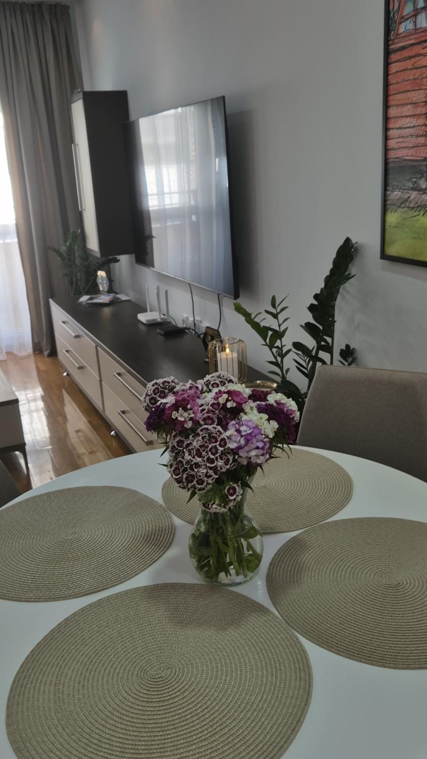 Living room, Seating area, Dining area, Evening entertainment
