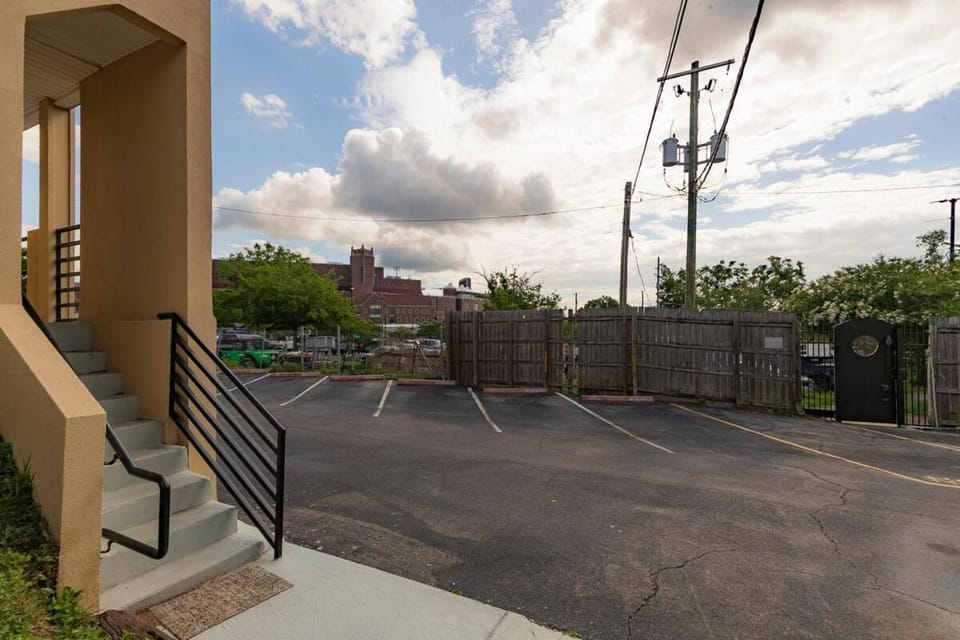 Renegade 236 - 3 minute walk to FSU Apartment in Tallahassee