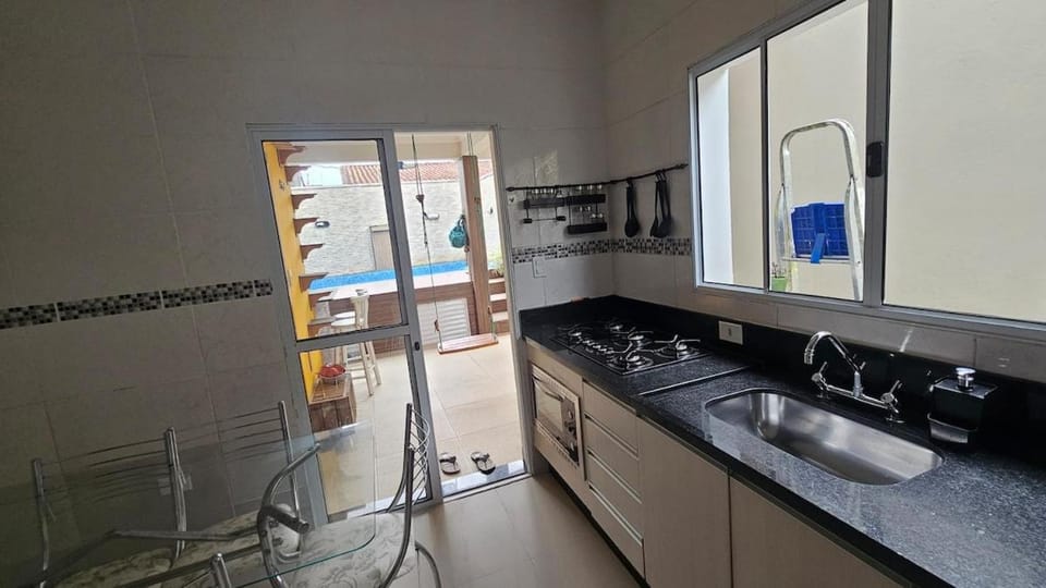 Spacious Townhouse with Pool Comfort and Fun House in Itanhaém