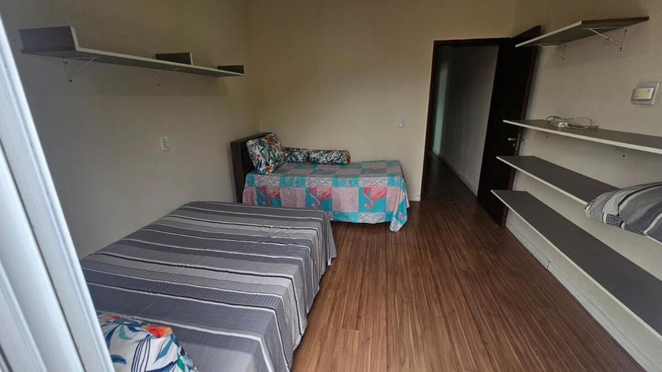 Spacious Townhouse with Pool Comfort and Fun House in Itanhaém