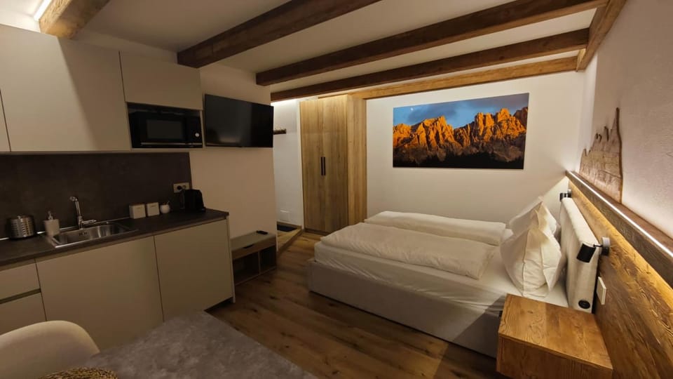 TV and multimedia, Kitchen or kitchenette, Living room, Bedroom