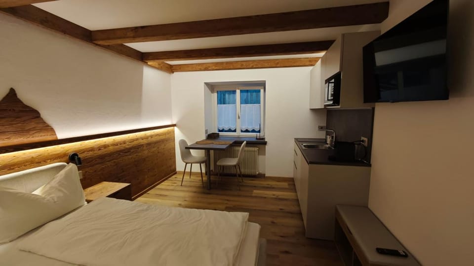 Bed, TV and multimedia, Living room