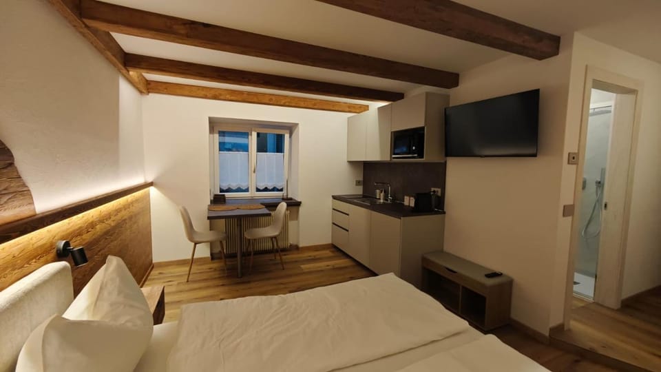 Bed, TV and multimedia, Living room, Photo of the whole room, Bedroom