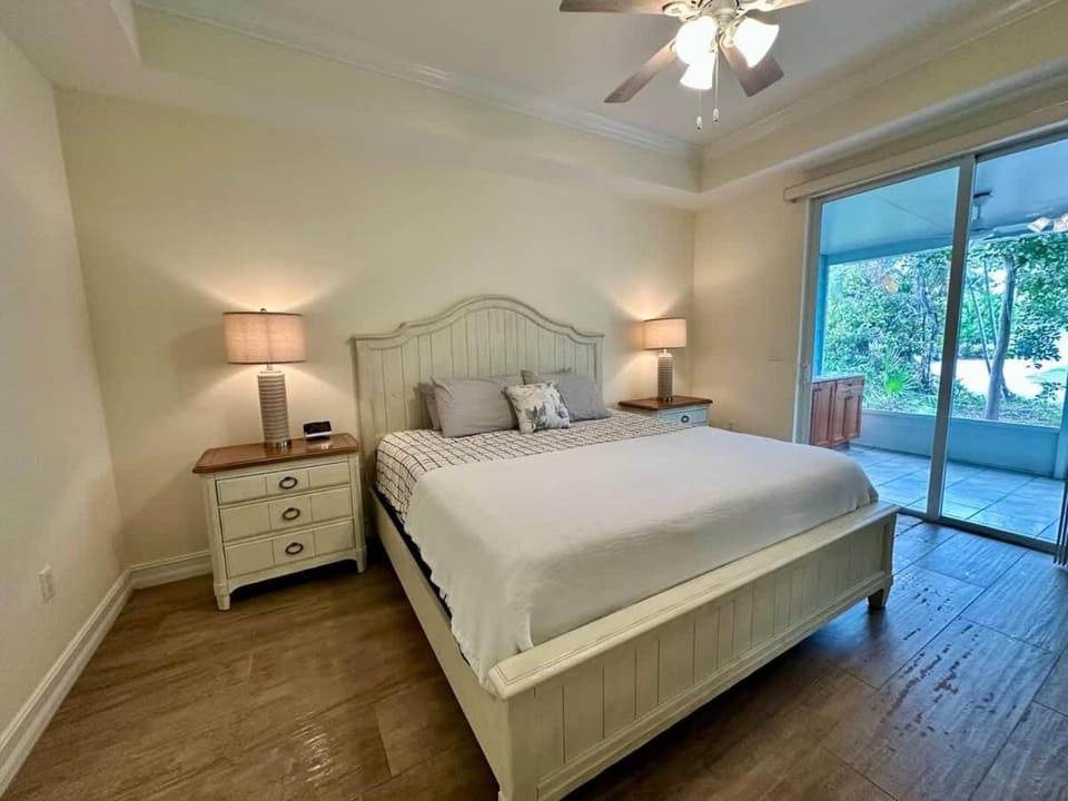 Bright Spacious Condo 1mi to Beach Apartment in Bonita Springs