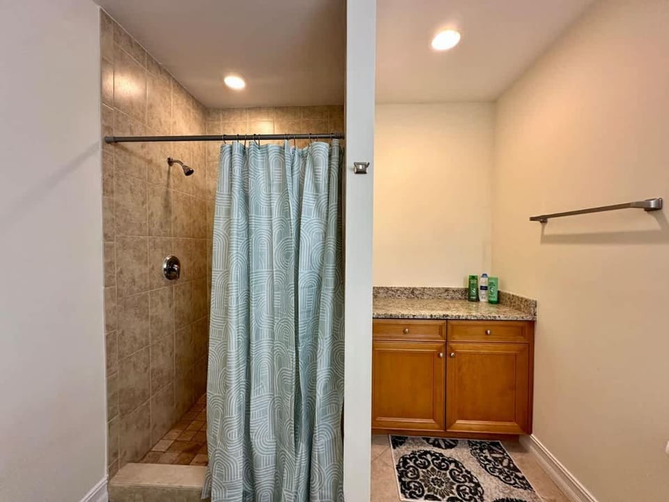 Bright Spacious Condo 1mi to Beach Apartment in Bonita Springs