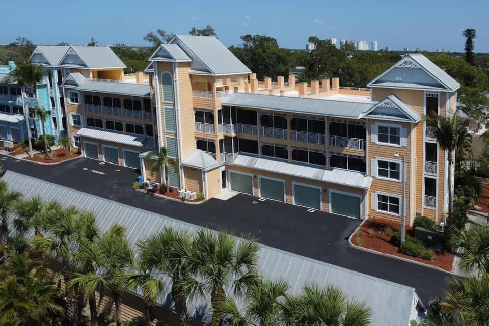 SWFL Retreat by Barefoot Beach Apartment in Bonita Springs