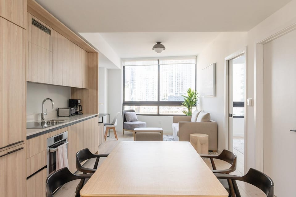 Kitchen or kitchenette, Dining area