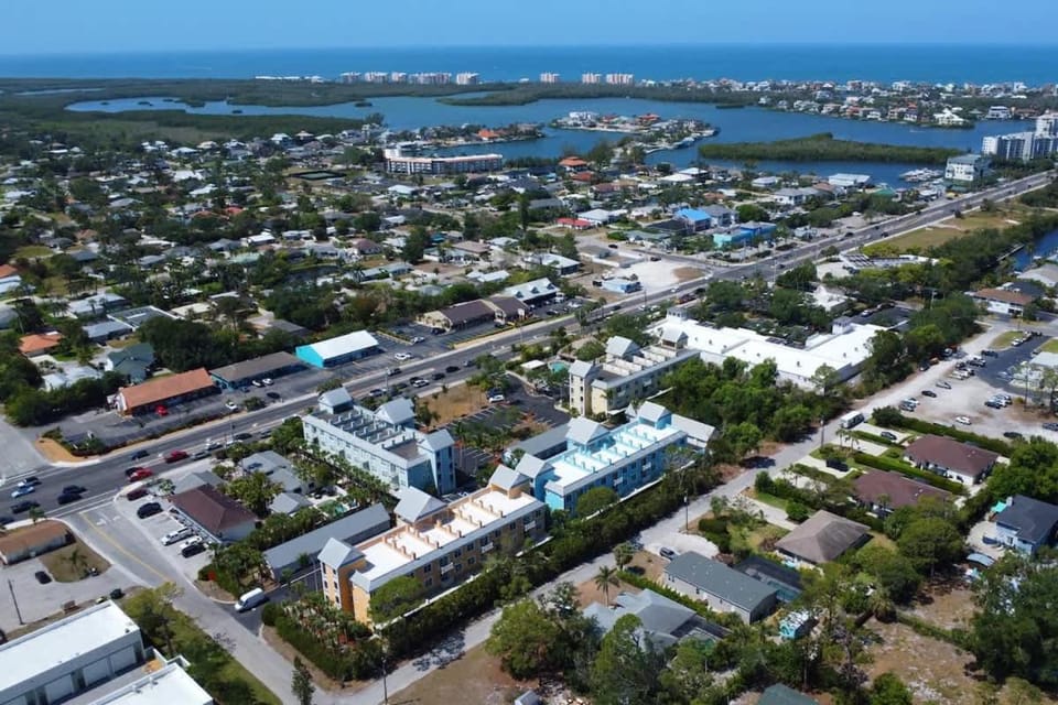 New Bright and fully stocked near Beach Apartment in Bonita Springs