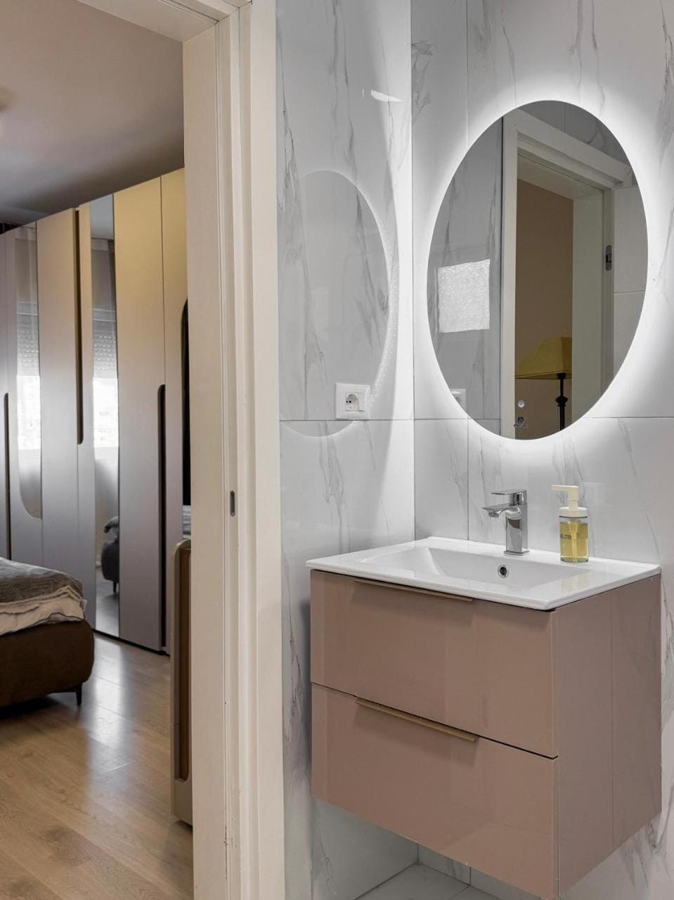 Bed, Bathroom, Photo of the whole room, Bedroom, towels
