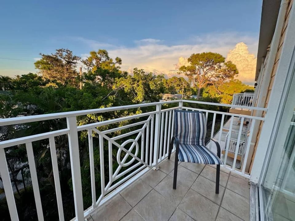 New Bright Condo 1mi to Beach with Laundry Apartment in Bonita Springs