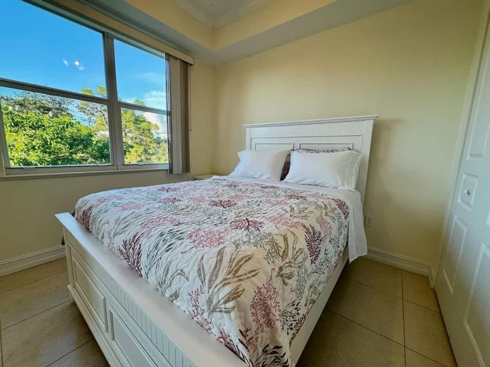 New Bright Condo 1mi to Beach with Laundry Apartment in Bonita Springs