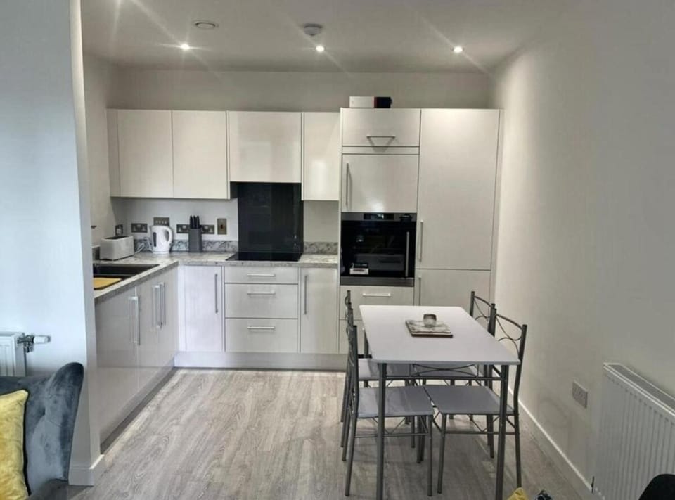 Modern 2BR Apartment with Balcony & Secure Parking Apartment in Sidcup