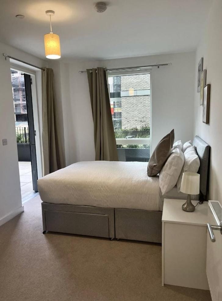 Modern 2BR Apartment with Balcony & Secure Parking Apartment in Sidcup