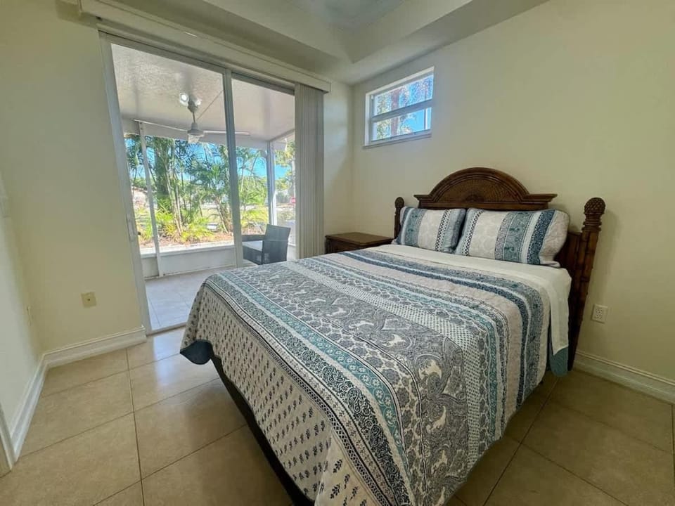 Bright 1st Floor Condo with Wi-Fi by Beach Apartment in Bonita Springs