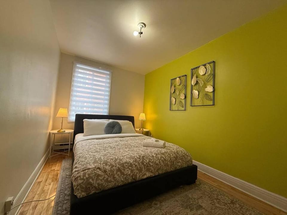 Your Montreal Home Base! Free parking Free Wifi Apartment in Montreal