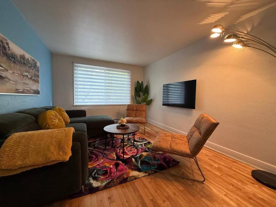 Your Montreal Home Base! Free parking Free Wifi Apartment in Montreal