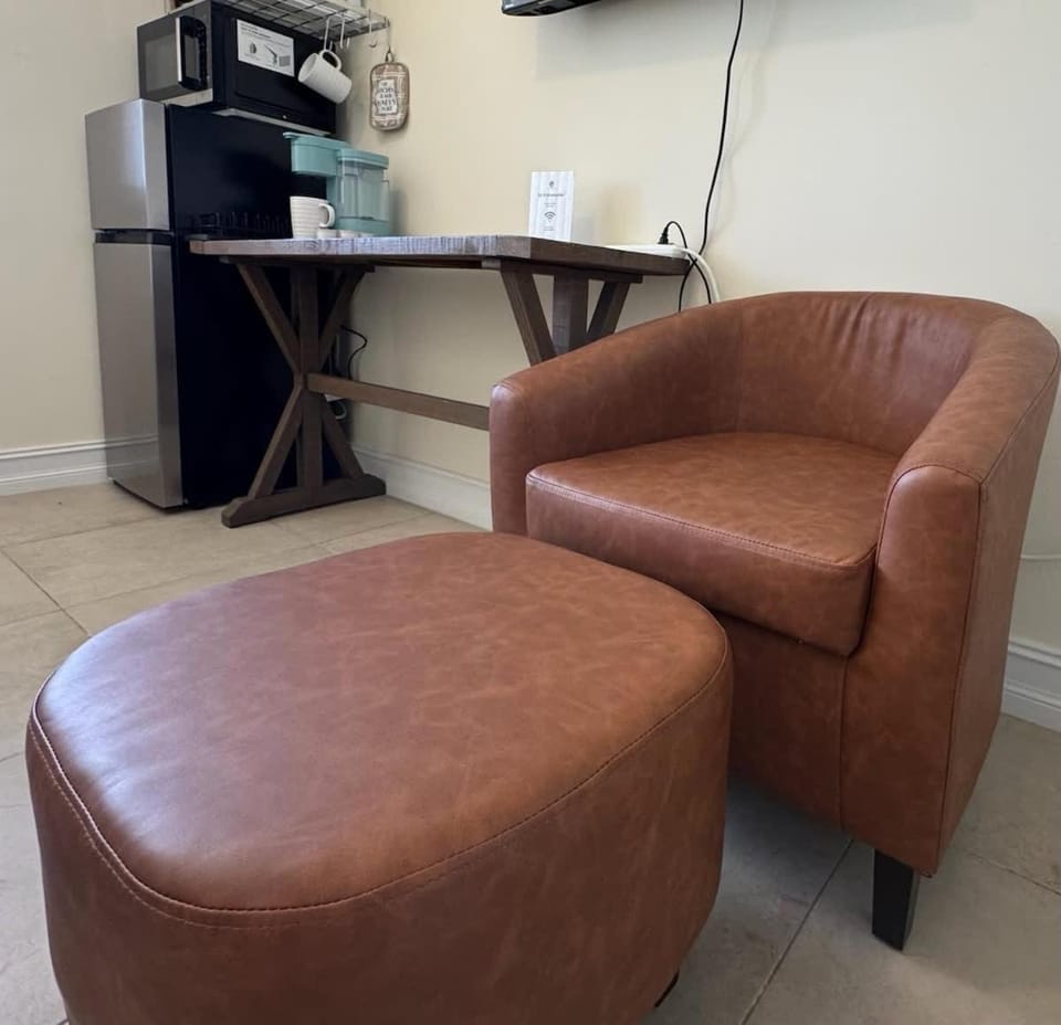 New Studio 1mi to Beach with Queen Bed & TV Inn in Bonita Springs