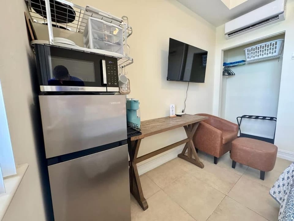 New Studio 1mi to Beach with Queen Bed & TV Inn in Bonita Springs