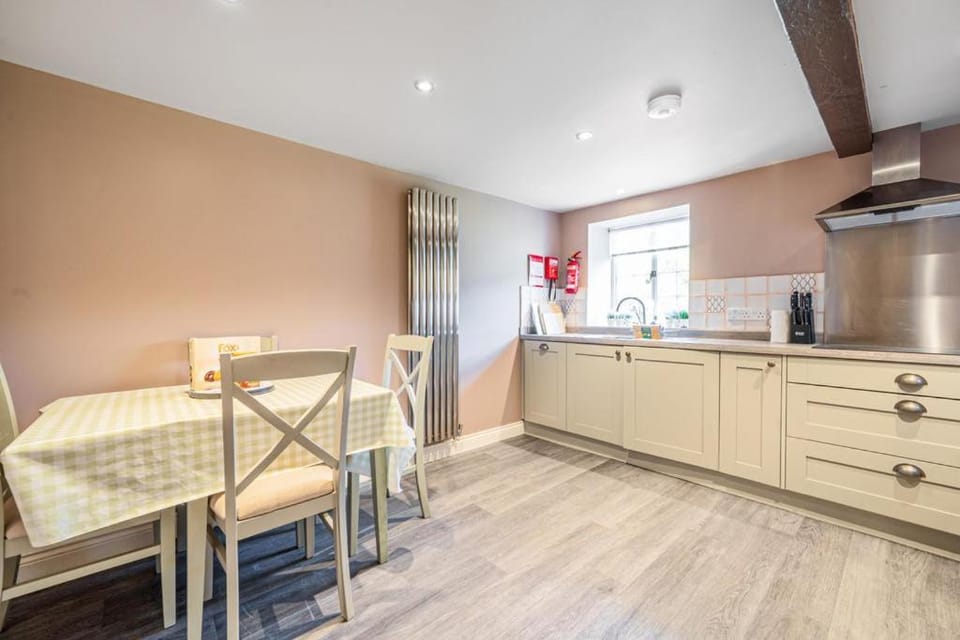 Kitchen or kitchenette, Dining area, oven, stove