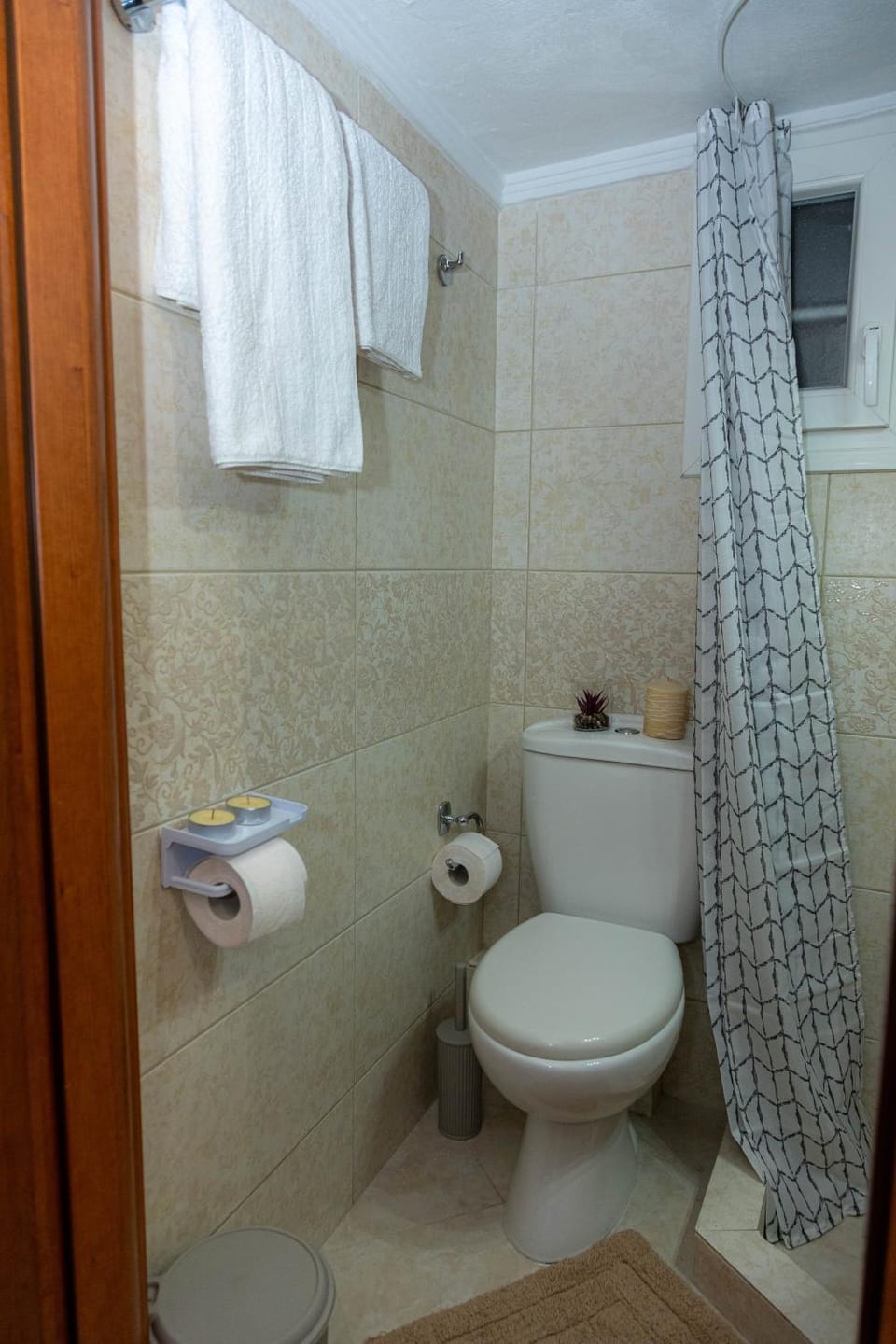 Shower, Toilet, Bathroom, towels