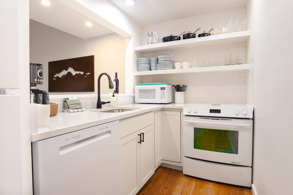 Coffee/tea facilities, Kitchen or kitchenette, dishwasher, microwave, oven, pet friendly, stove, toaster